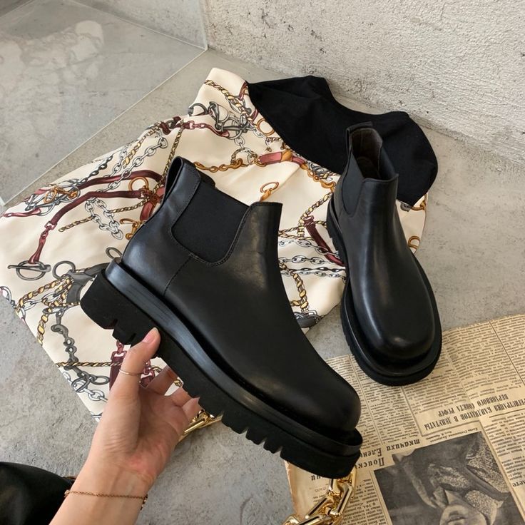 SCHOENEN & ACCESSOIRES